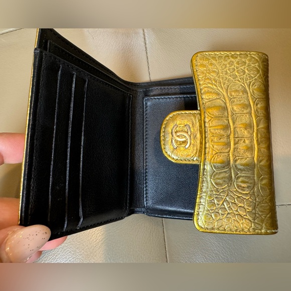Sold x CHANEL Egypt collection Metallic Calfskin Crocodile Embossed Compact Flap - Picture 6 of 6